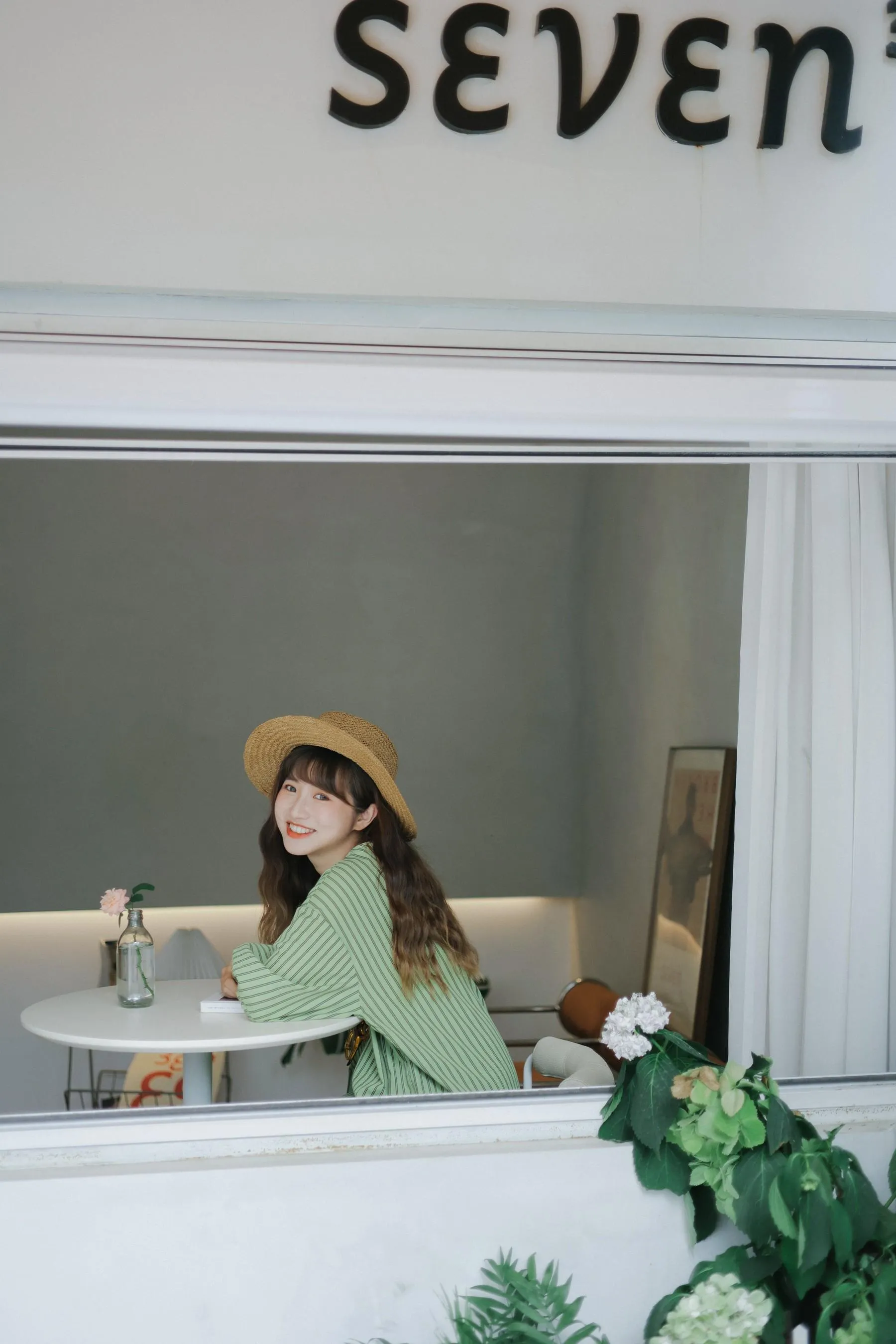 [YITUYU艺图语]2022.08.04 咖啡厅的午后 蓝胖子- [31P]插图1